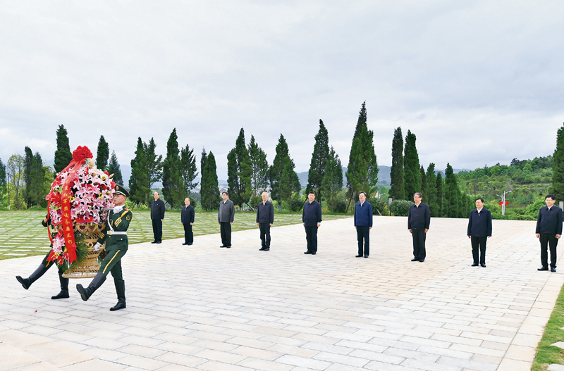 2021年4月25日至27日，中共中央總書記、國(guó)家主席、中央軍委主席習(xí)近平在廣西考察。這是25日上午，習(xí)近平在位于桂林市全州縣的紅軍長(zhǎng)征湘江戰(zhàn)役紀(jì)念園，向湘江戰(zhàn)役紅軍烈士敬獻(xiàn)花籃。 新華社記者 謝環(huán)馳/攝