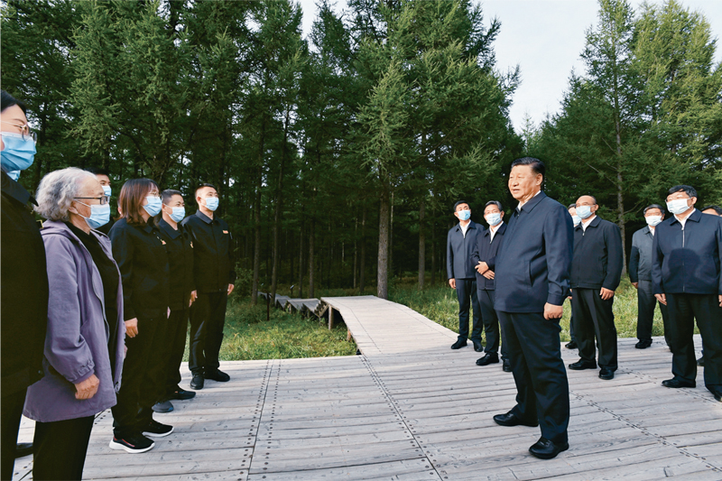 2021年8月23日至24日，中共中央總書記、國(guó)家主席、中央軍委主席習(xí)近平在河北省承德市考察。這是23日下午，習(xí)近平在塞罕壩機(jī)械林場(chǎng)尚海紀(jì)念林考察時(shí)，同林場(chǎng)職工代表親切交流。 新華社記者 李學(xué)仁/攝