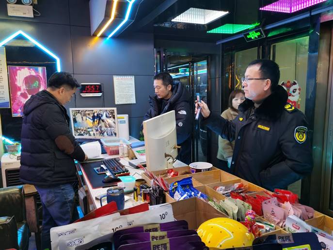 1月25日至26日，文化旅游廣電體育局副局長左桂華帶隊，市場管理股、文化綜合執法大隊等7人參加，對轄區內網吧、KTV，電子游樂場所進行安全生產檢查，督促經營場所加強消防安全自查及員工安全知識培訓、演練。 (3)